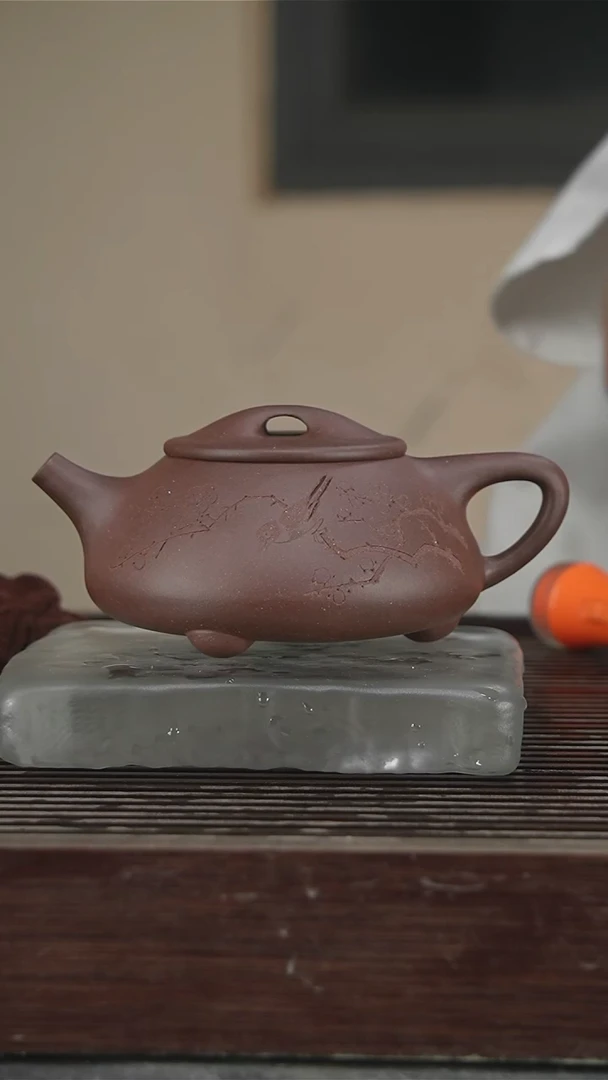 茶壶紫砂方玉兰制，王品荣刻380CC108号带证