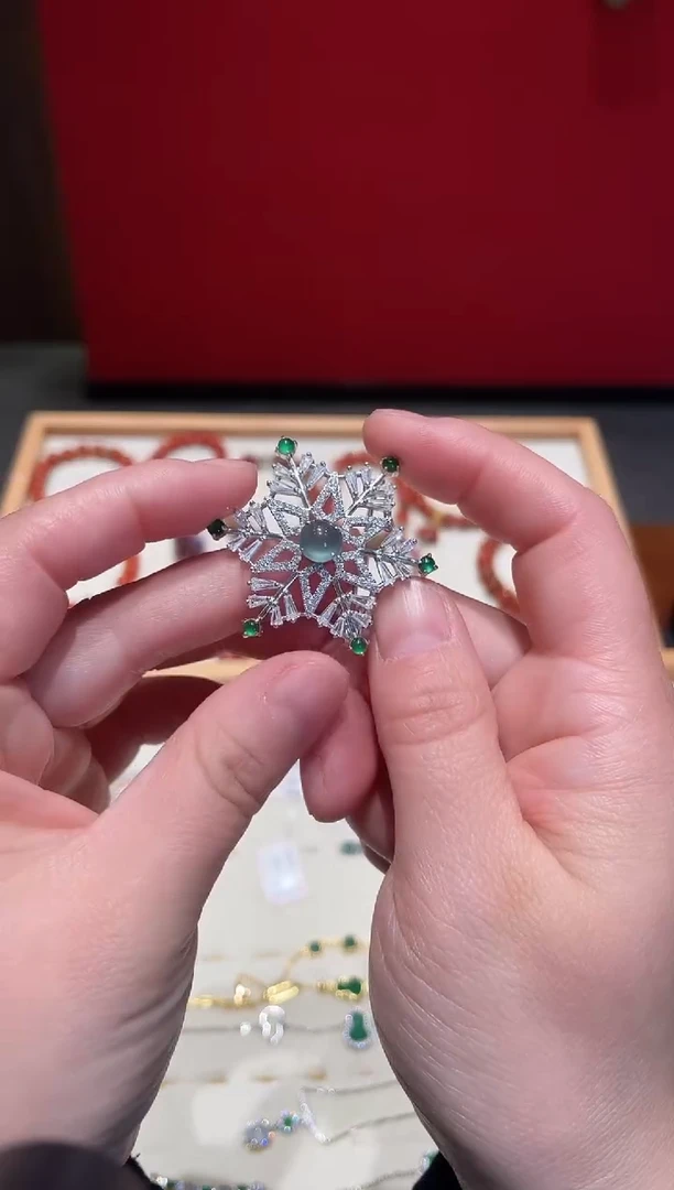 银S925镀金镶嵌翡翠耳饰雪花胸针