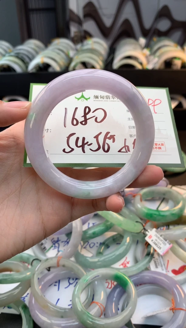未镶嵌定制翡翠毛货需精细抛光+多人
