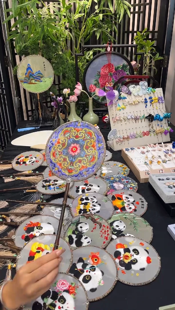 织绣是**吖非遗苏绣手工饰品