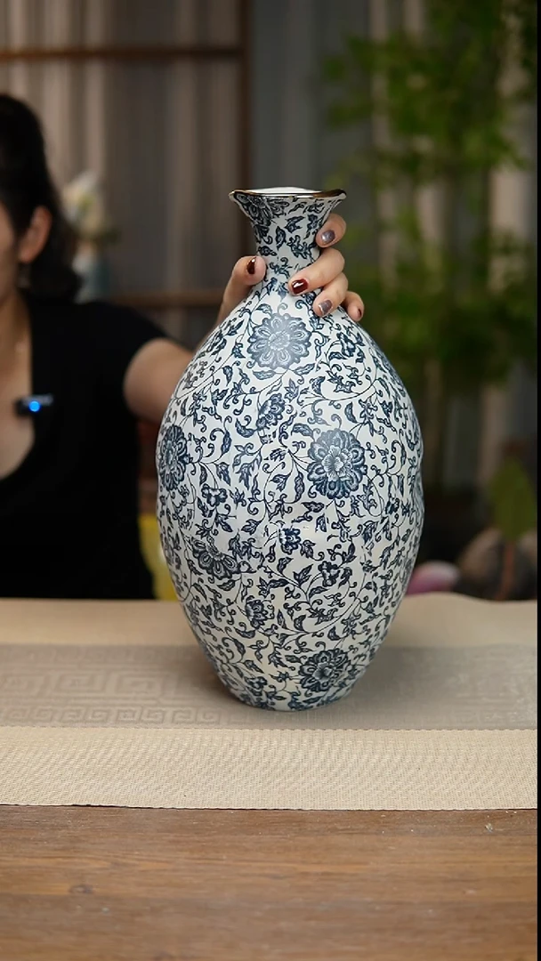 异形花器青花瓷缠枝莲保龄球瓶