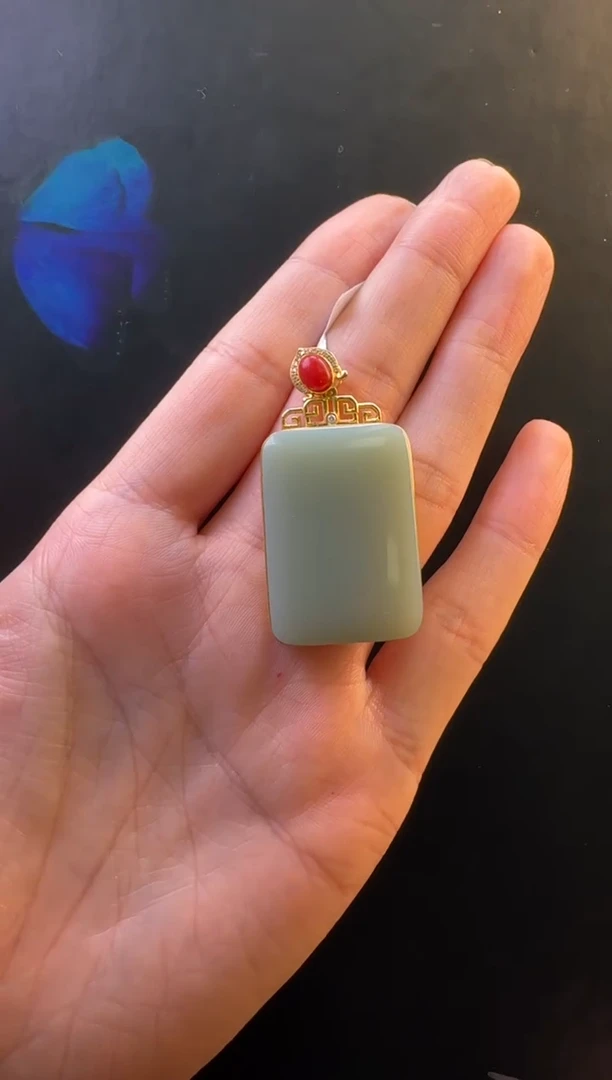 颈饰18K金镶嵌和田玉吊坠