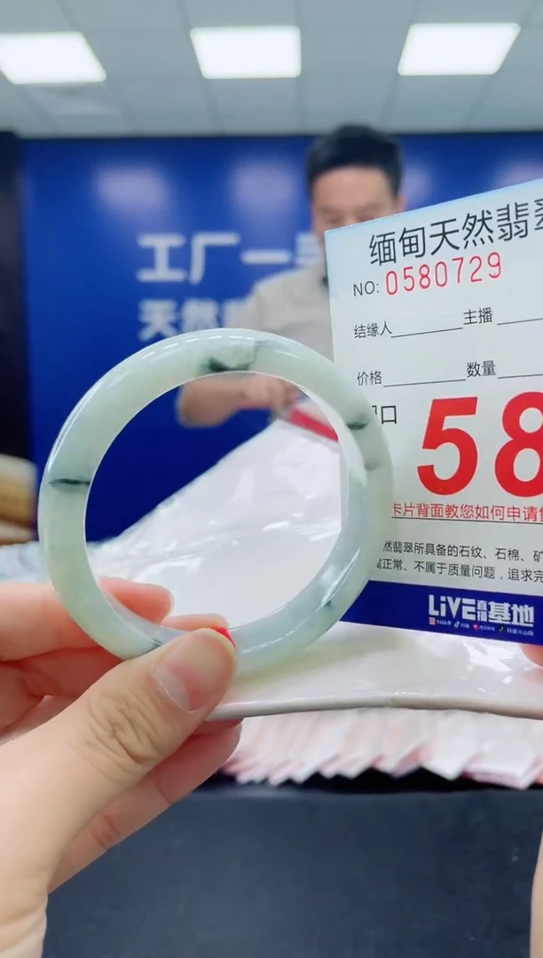 未镶嵌手镯翡翠天然翡翠手镯