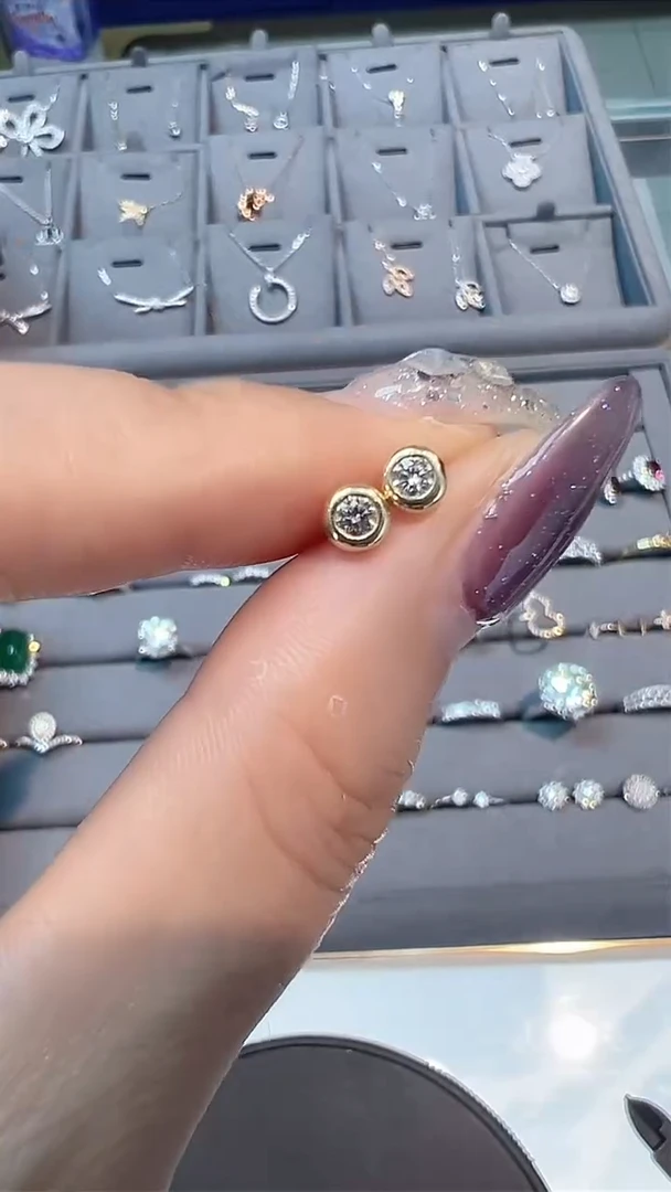 耳钉18K金镶嵌钻石20分耳钉