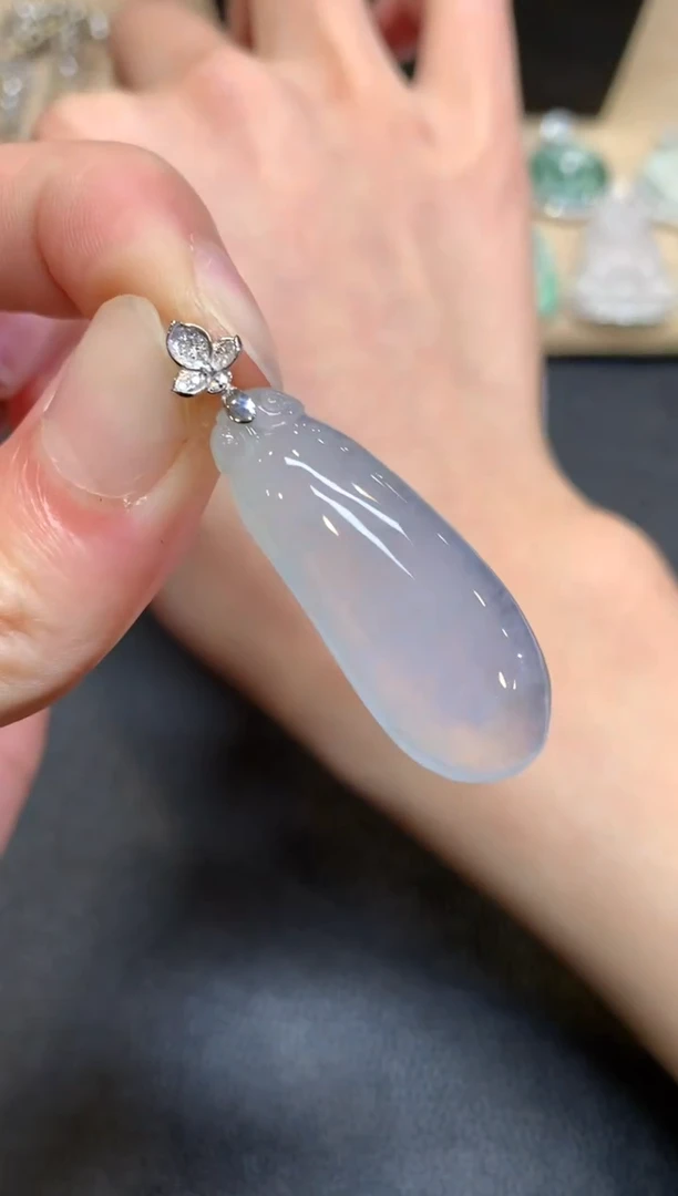 【闪购商品】翡翠颈饰18K金镶嵌福瓜【无服务费】