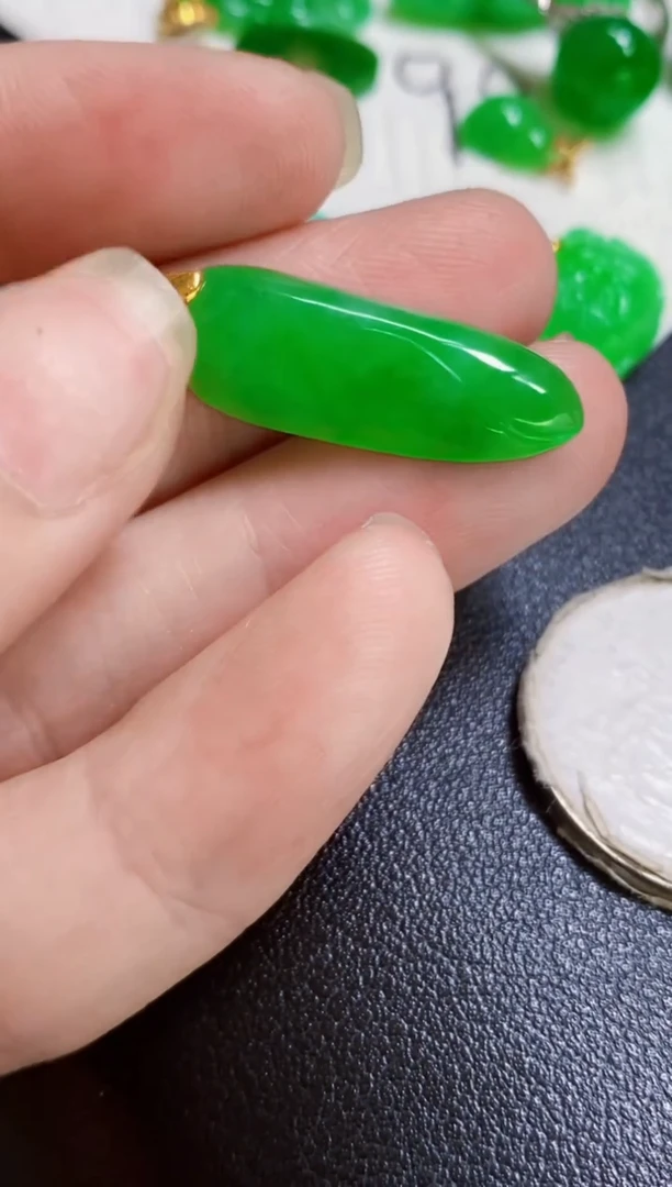 颈饰18K金镶嵌翡翠焱*瓜