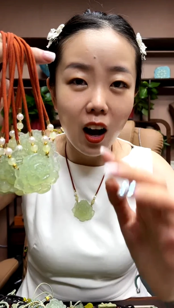 岫玉未镶嵌吊坠多样性发货发其中之一