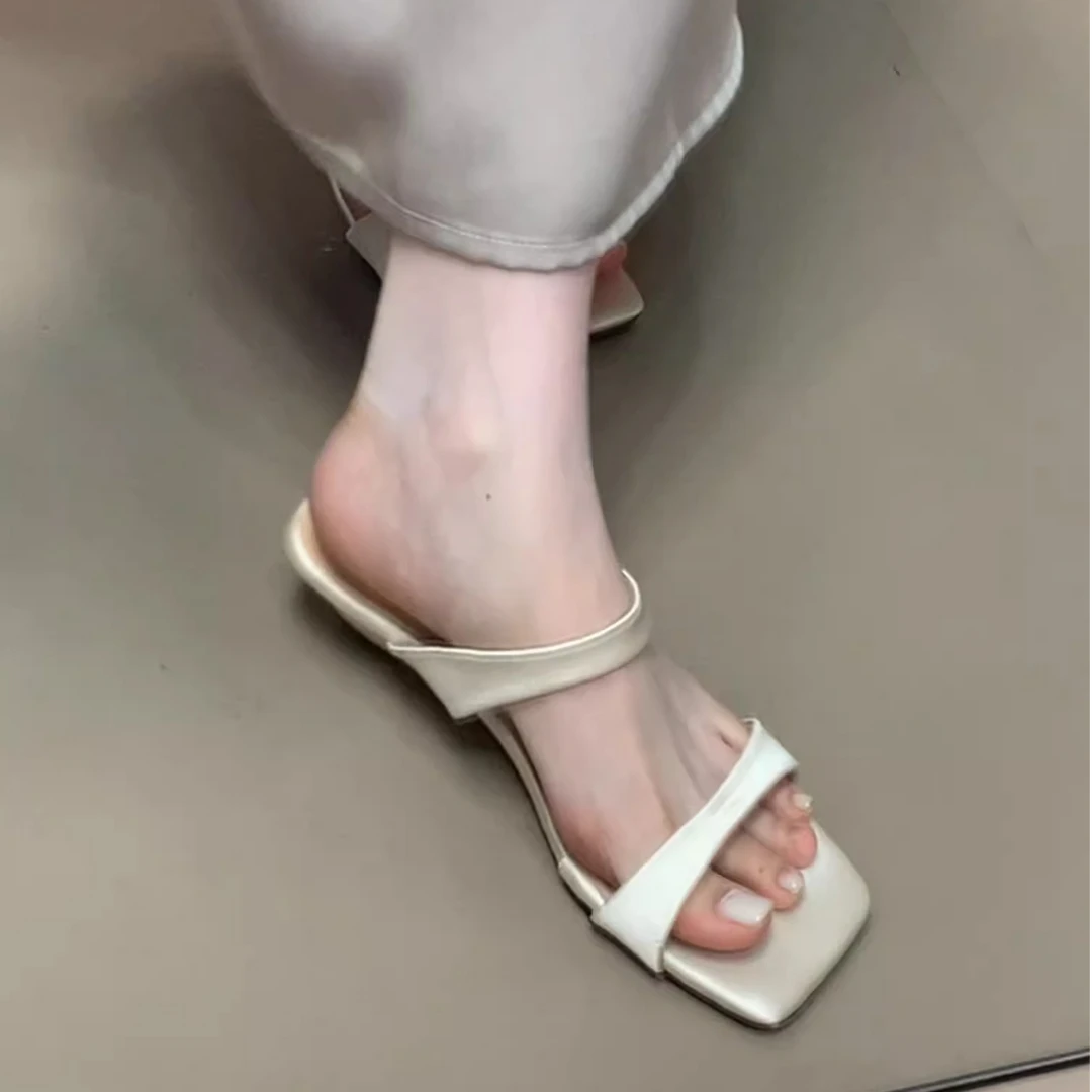 法式气质绸缎方头露趾凉拖鞋2025年夏季新款一字带坡跟凉拖鞋女