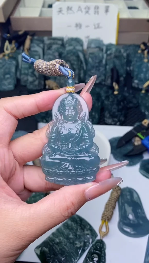 颈饰未镶嵌翡翠