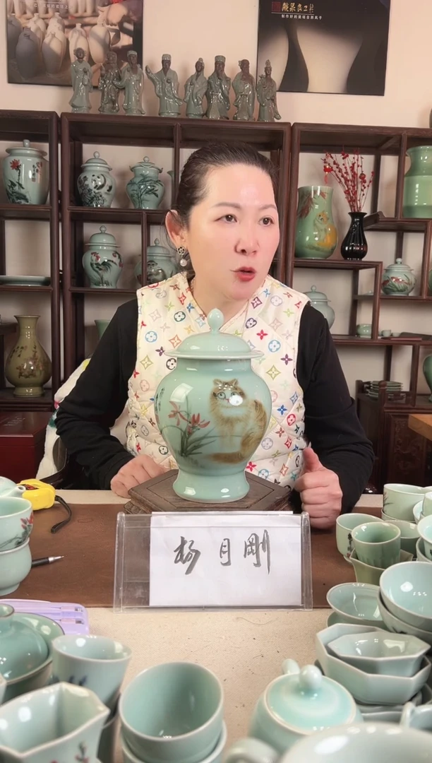 釉中彩 猫画 盖罐L