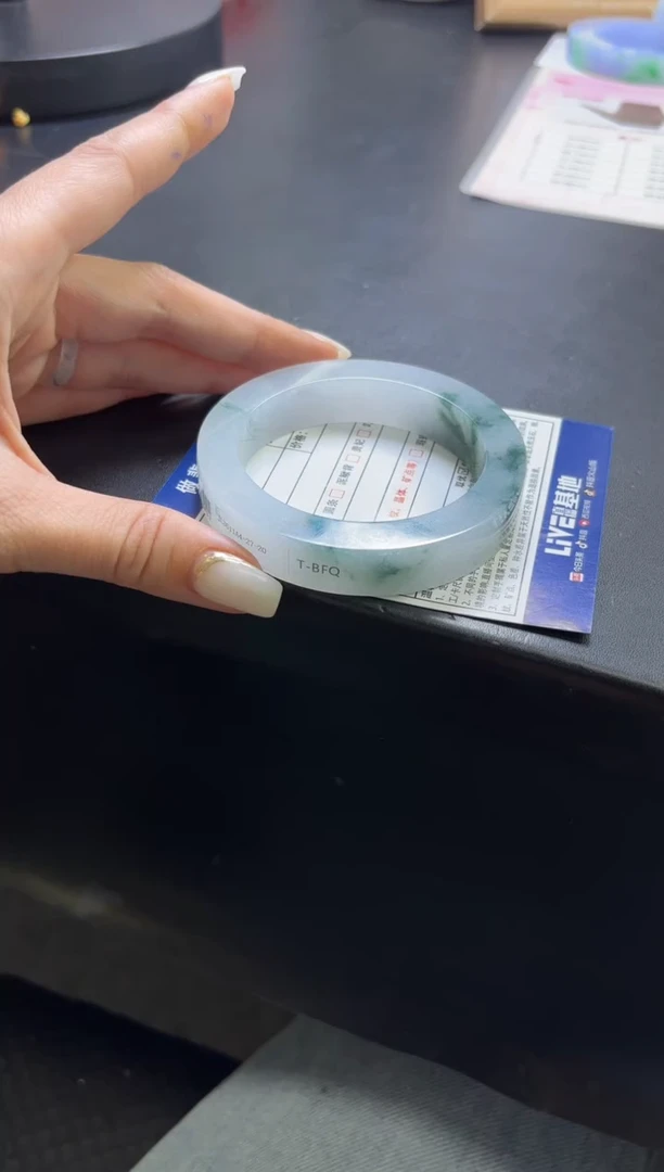 未镶嵌手镯定制翡翠大*哥定制手镯不退不换