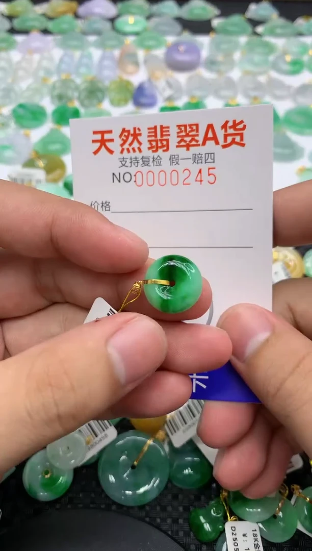 翡翠18K金镶嵌颈饰11111111111