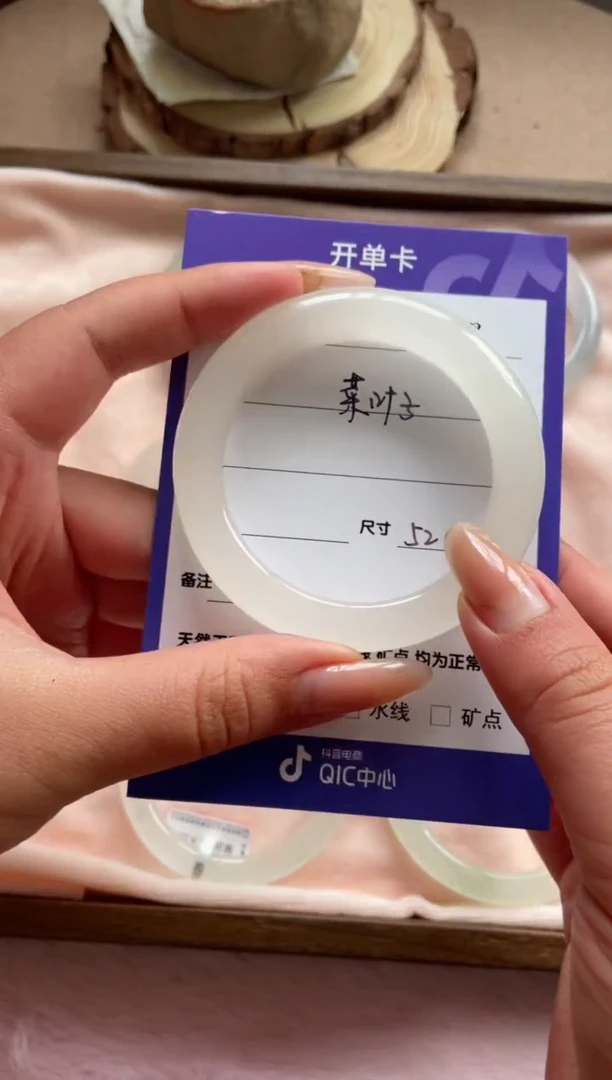 【闪购商品】石英质玉手镯未镶嵌天山翠手镯微瑕