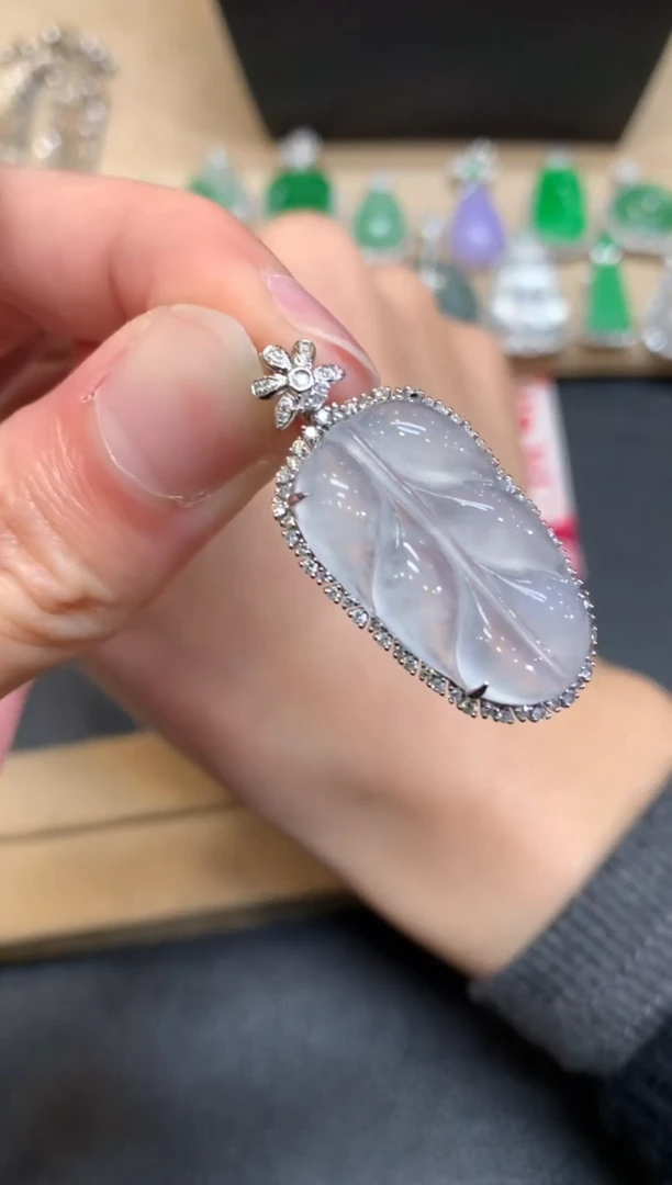 【闪购商品】翡翠颈饰18K金镶嵌叶子【无服务费】