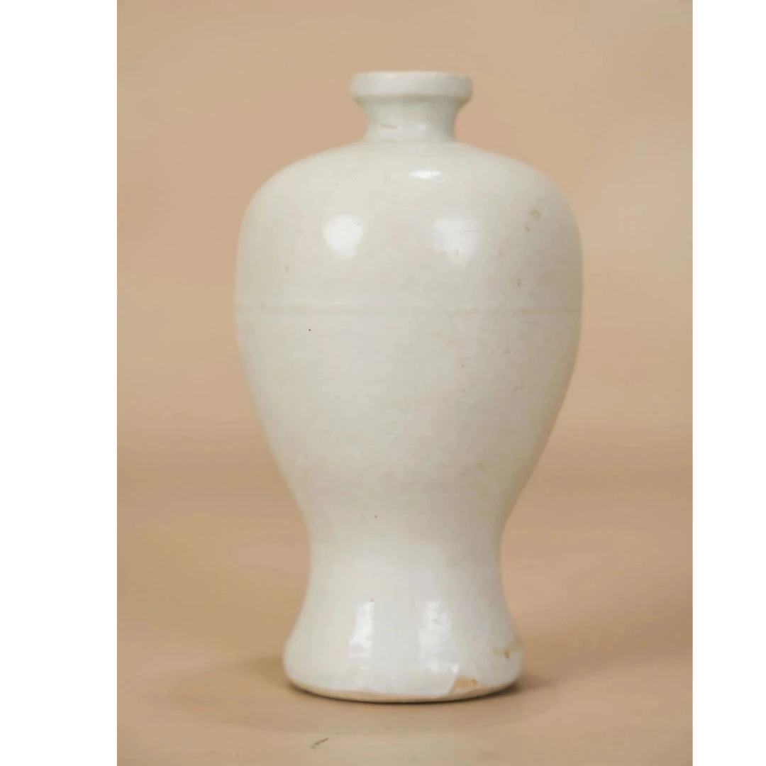 Lot  13         明  白釉暗刻梅瓶(7.28瓷杂拍卖 )