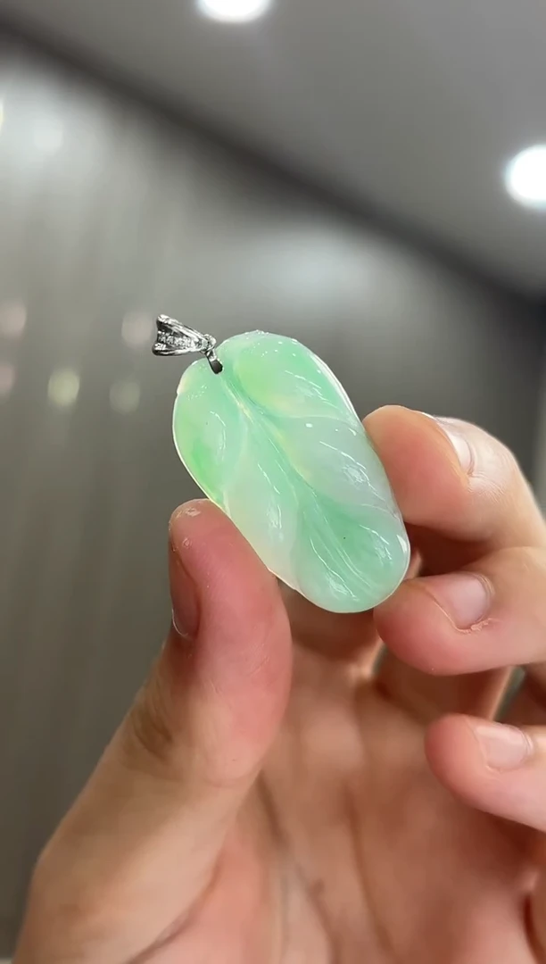 18K金镶嵌挂件翡翠叶子