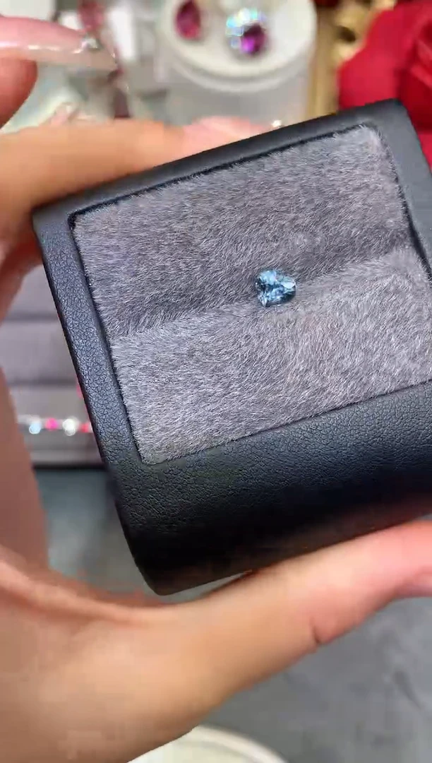 未镶嵌裸石定制尖晶石心形 灰蓝色调 0.84ct