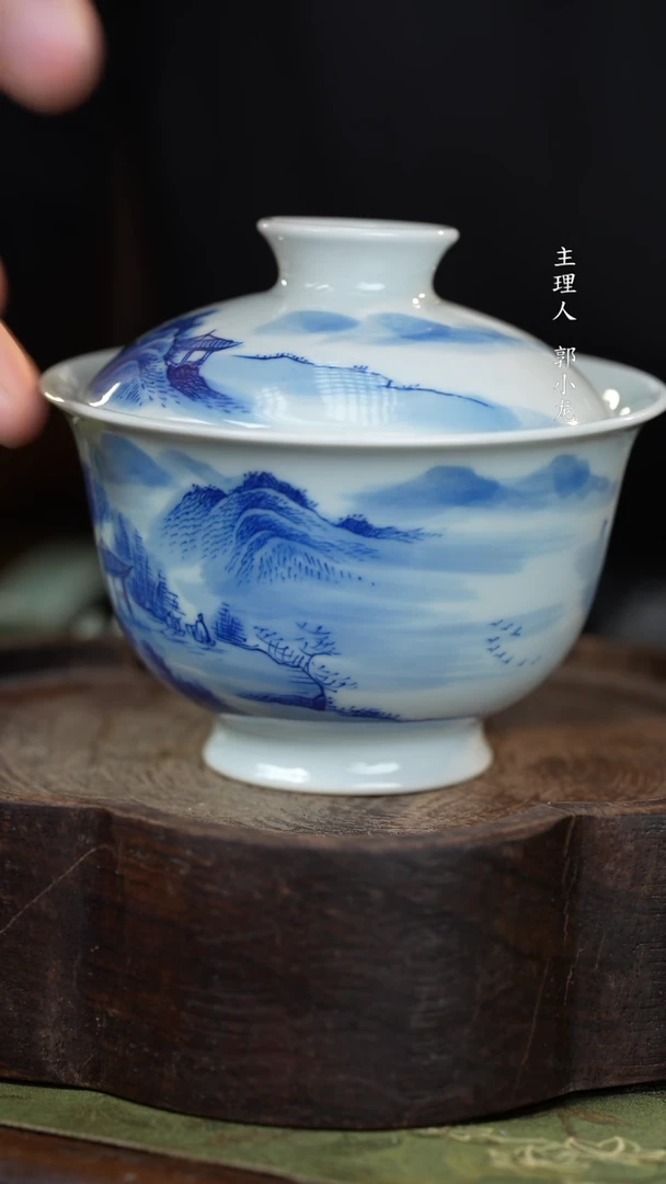 大师手绘青花山水盖碗