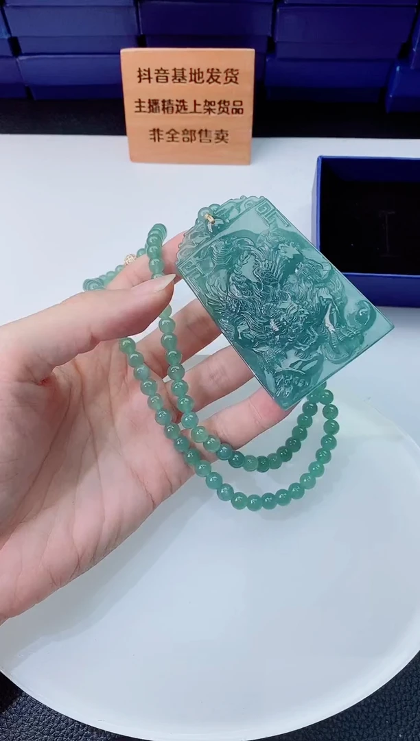 翡翠未镶嵌颈饰      `