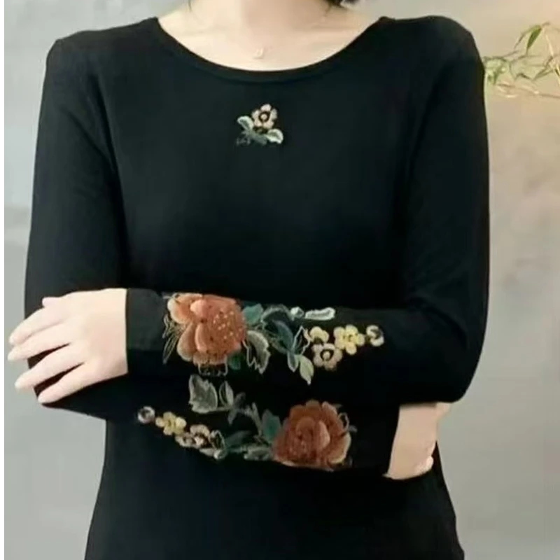秋季时尚刺绣民族风女T恤百搭长袖圆领常规款秋冬打底衫显瘦洋气
