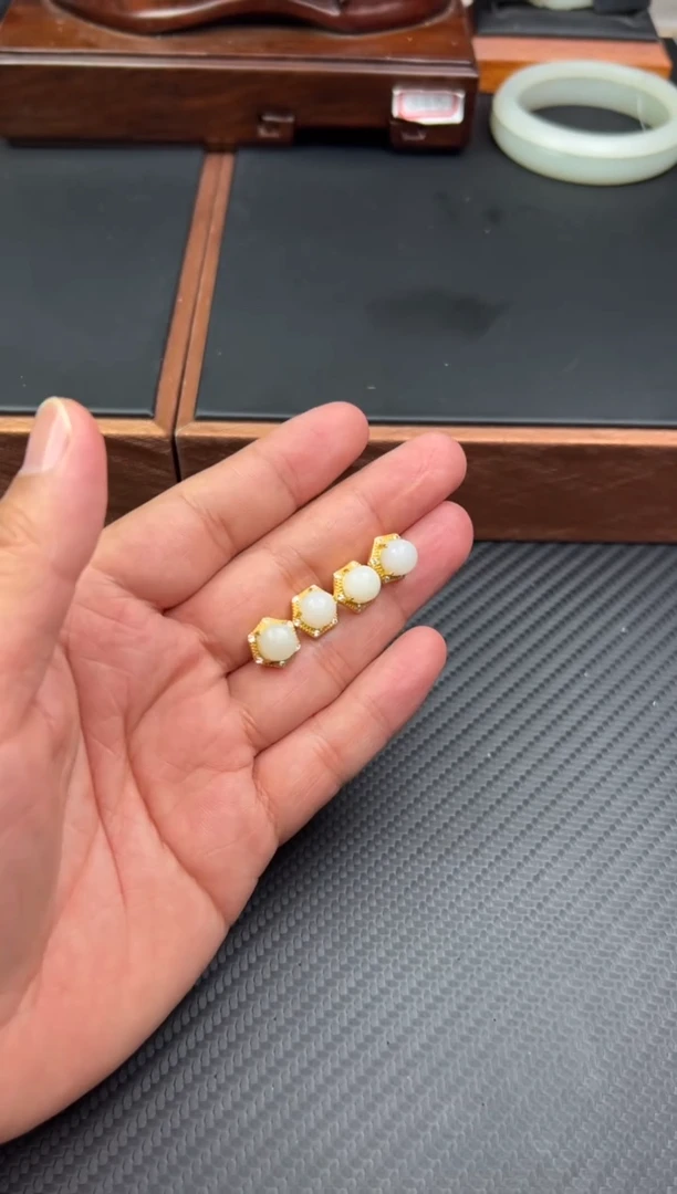 【闪购商品】和田玉耳钉未镶嵌微色差米达多样性发货拍一发一