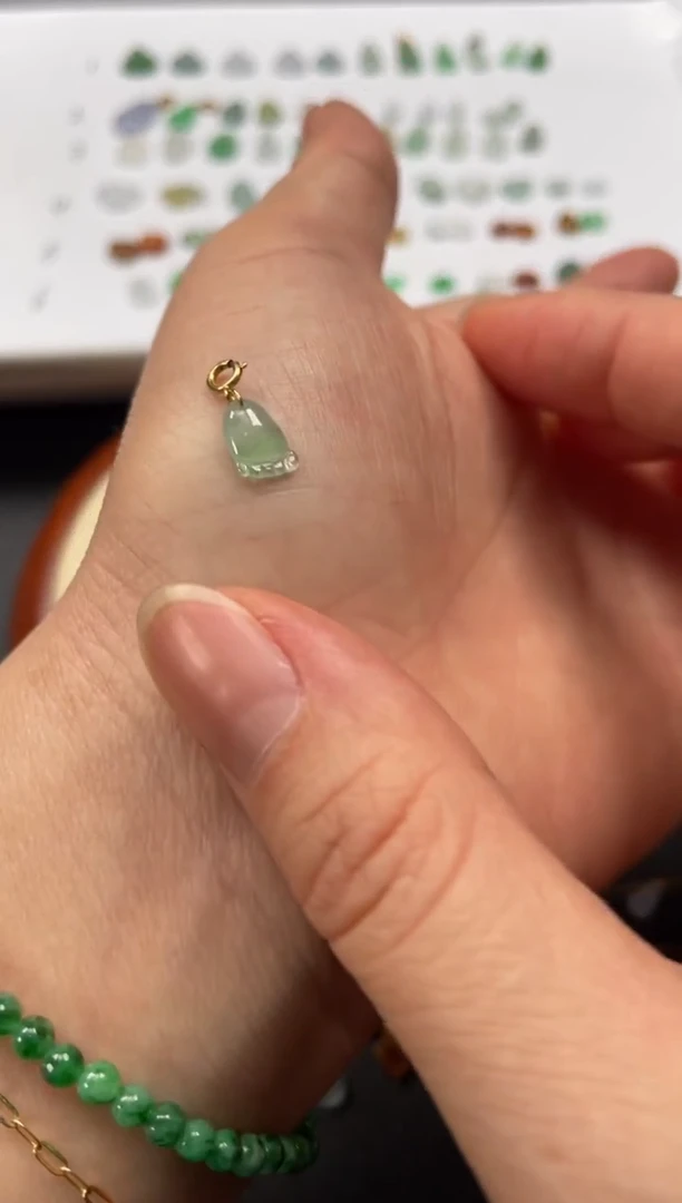 吊坠(不含链)18K金镶嵌翡翠一个JK618