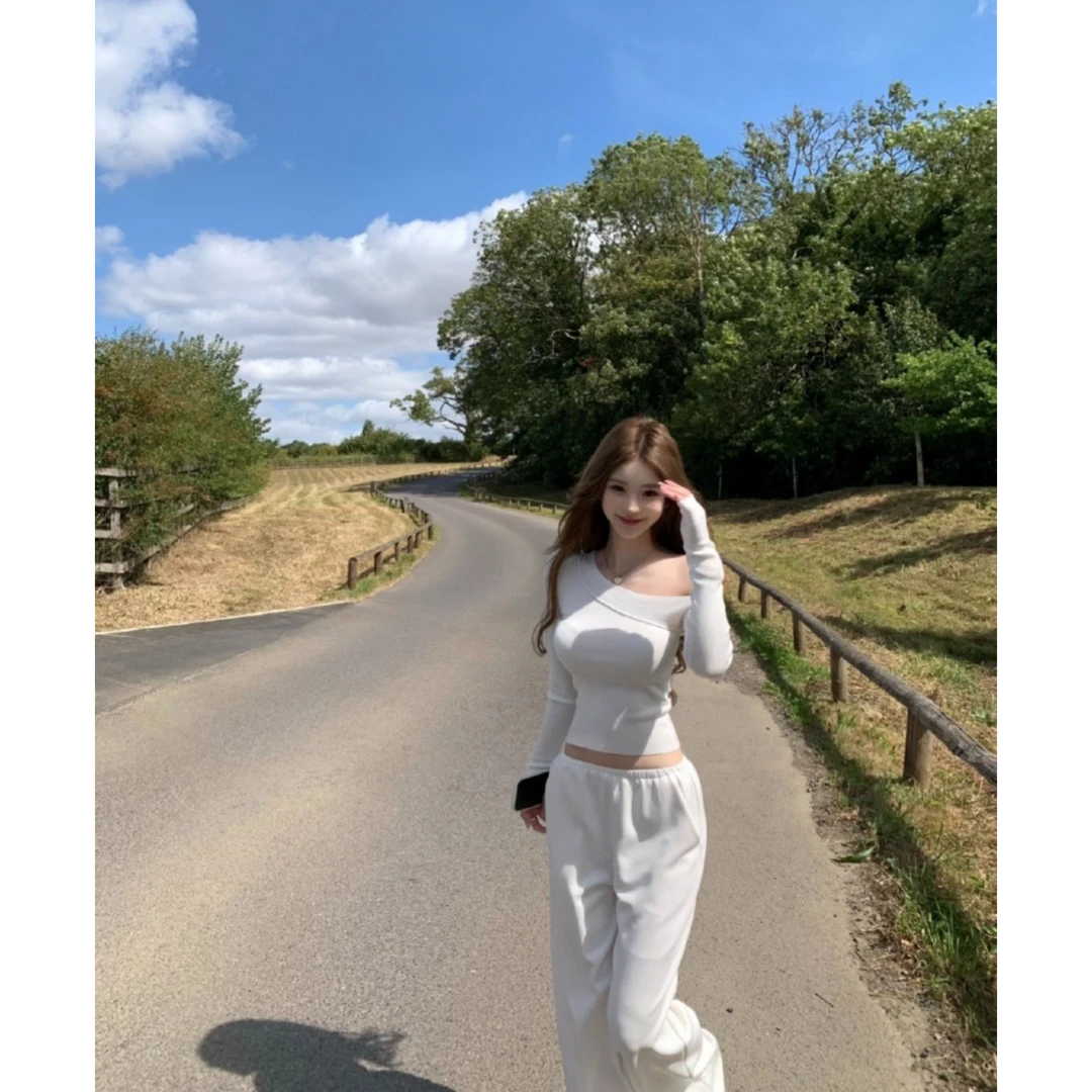 【南意情书】2025早秋新款斜肩针织衫女设计感修身长袖上衣配休闲裤