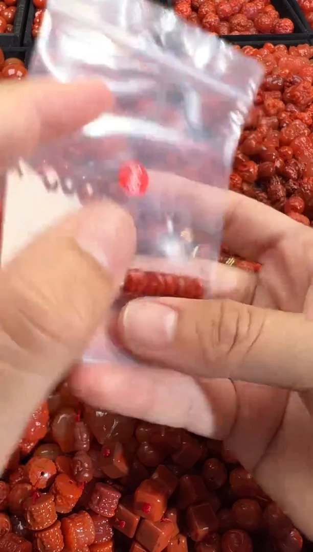 南红玛瑙未镶嵌颈饰1