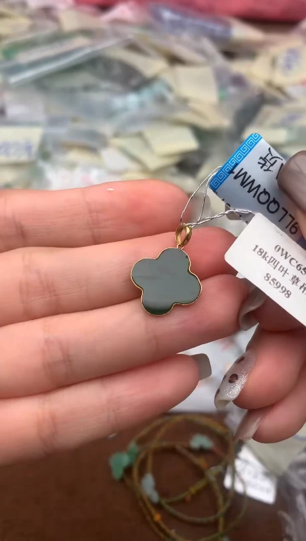 18K金镶嵌挂件翡翠—