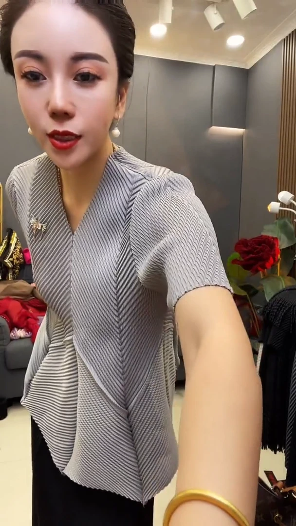 聚酯纤维（涤纶）灰色 蝴蝶针衫