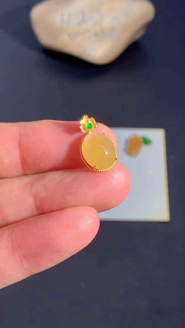 颈饰18K金镶嵌翡翠