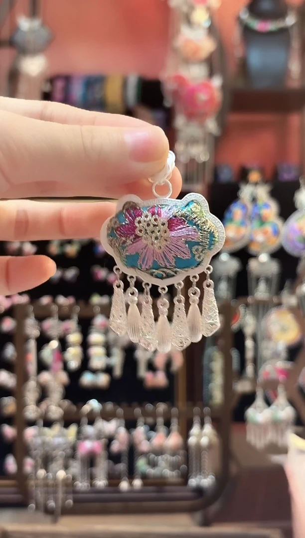 织绣云织谣民族风精美饰品   210