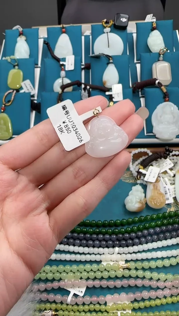 颈饰18K金镶嵌和田玉吊坠UU