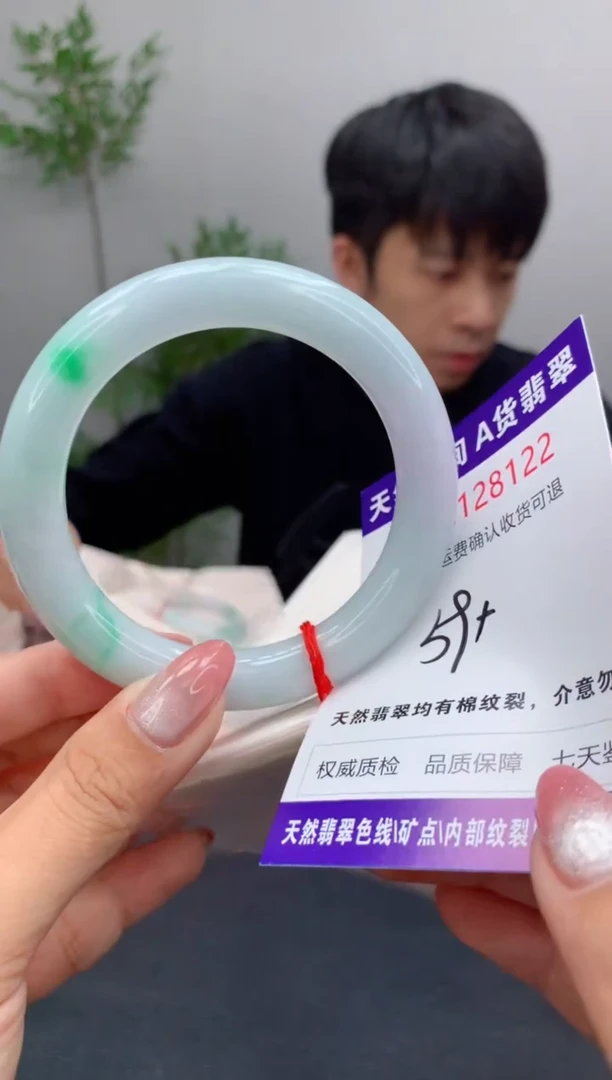 未镶嵌手镯翡翠有纹，完美者勿拍