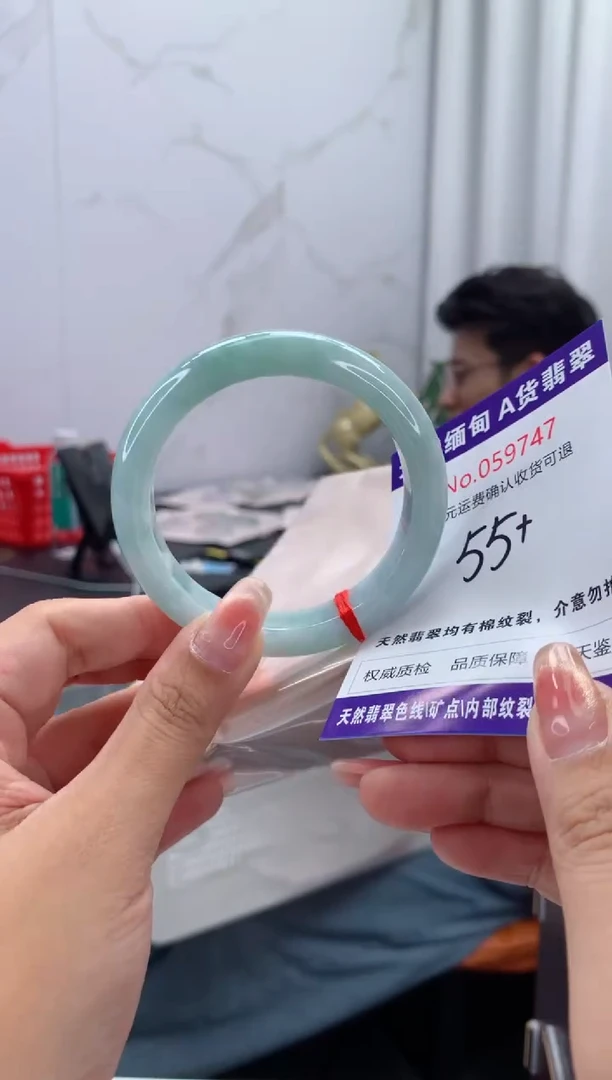 翡翠手镯未镶嵌有纹，完美者勿拍