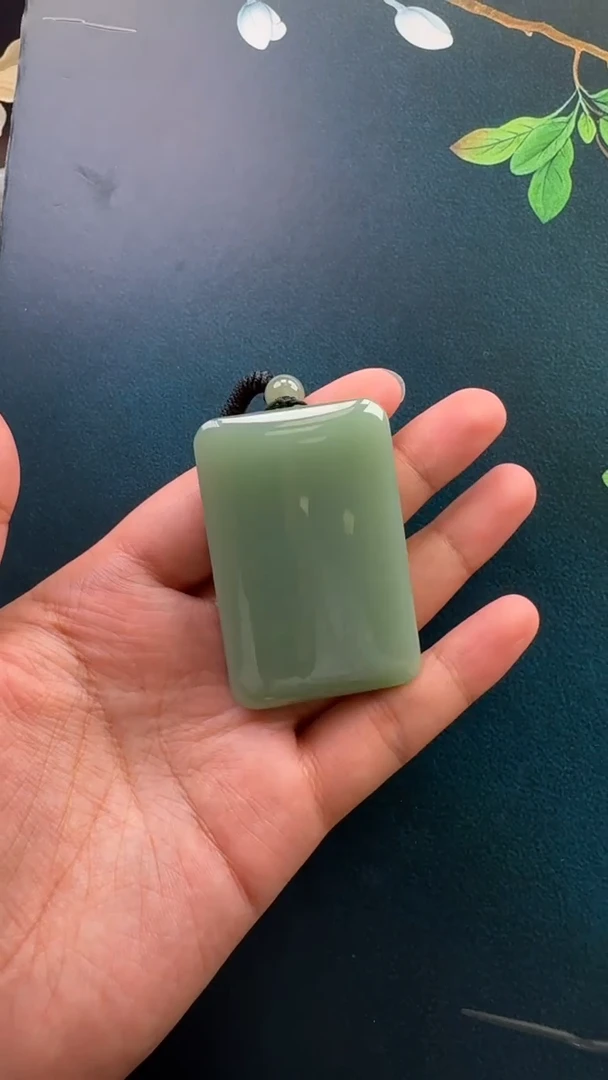 颈饰未镶嵌和田玉吊坠