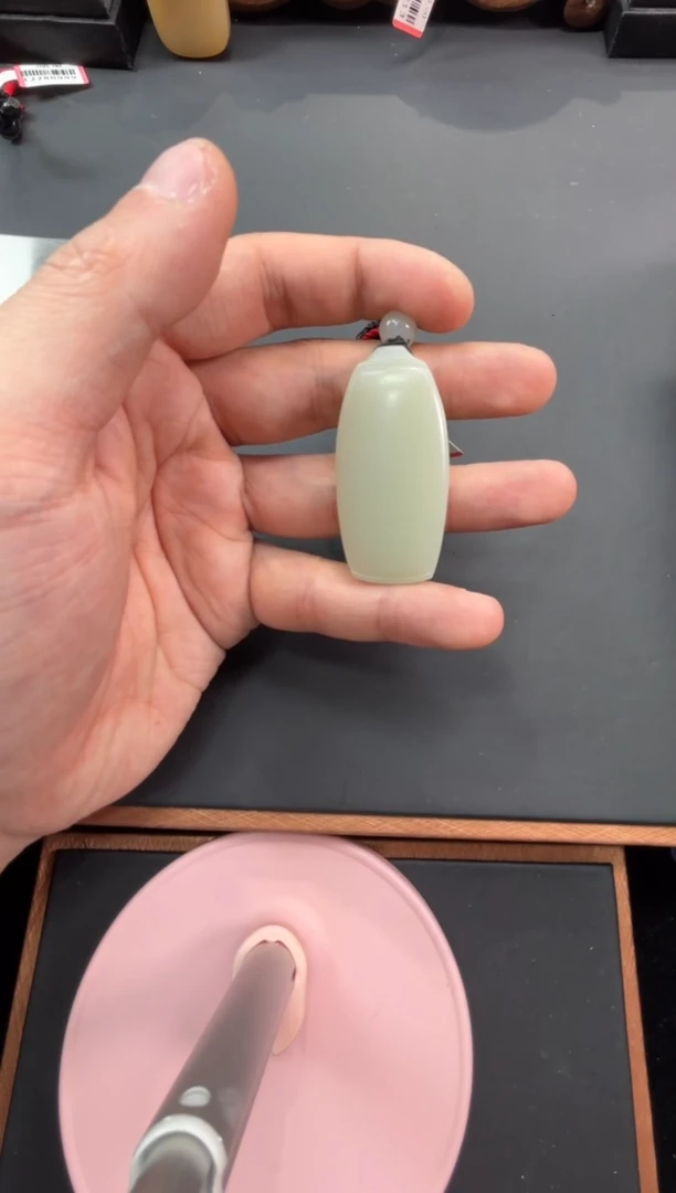 【闪购商品】和田玉吊坠(赠链)未镶嵌且末微色差迪克兰吊坠