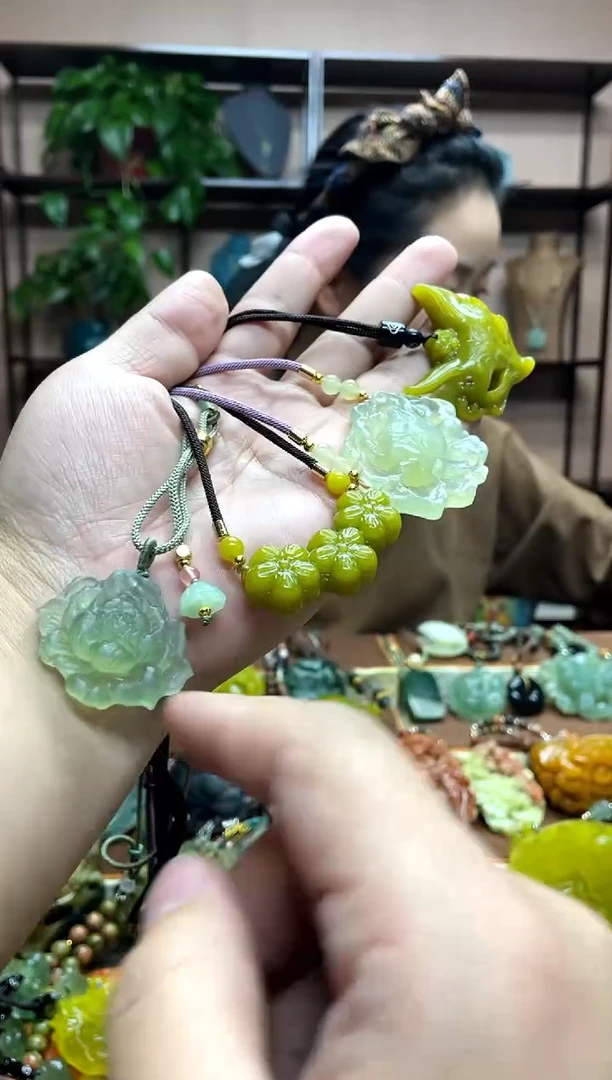 未镶嵌岫玉颈饰·