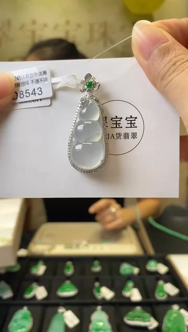 颈饰18K金镶嵌翡翠D8543 福豆 含运营费