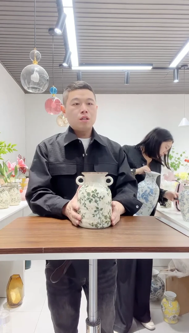 中号双耳陶瓷花瓶