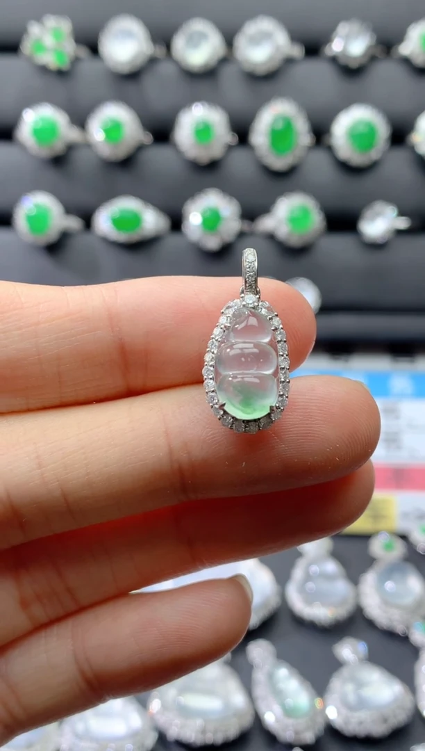 颈饰18K金镶嵌翡翠18K翡翠伴钻