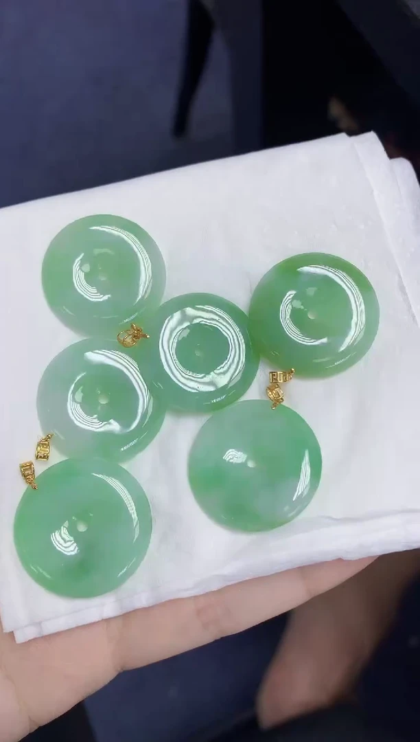 翡翠18K金镶嵌颈饰天然缅甸翡翠A货多样性发其一