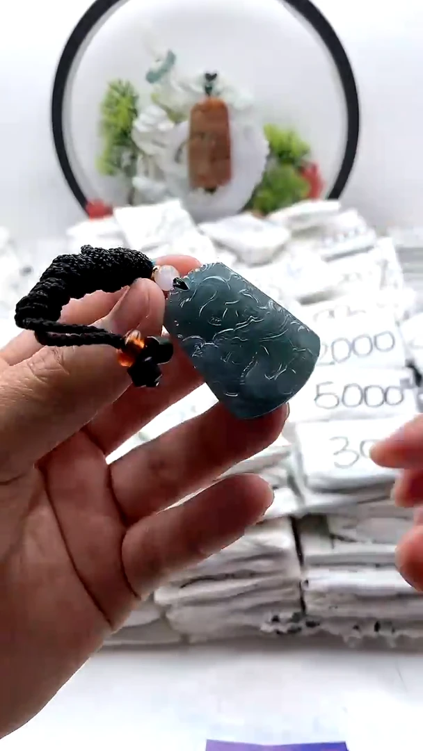 翡翠未镶嵌颈饰小龙牌