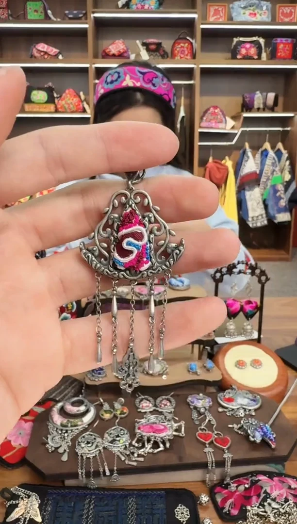 【闪购商品】织绣53蒙阿苏苗绣传承