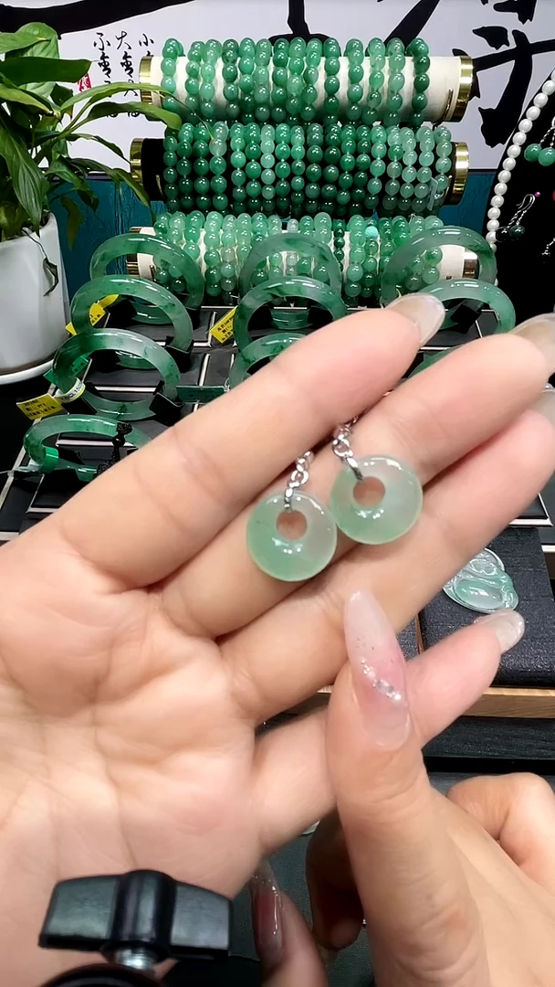 14K金镶嵌石英质玉（非洲翠）耳钉耳钉