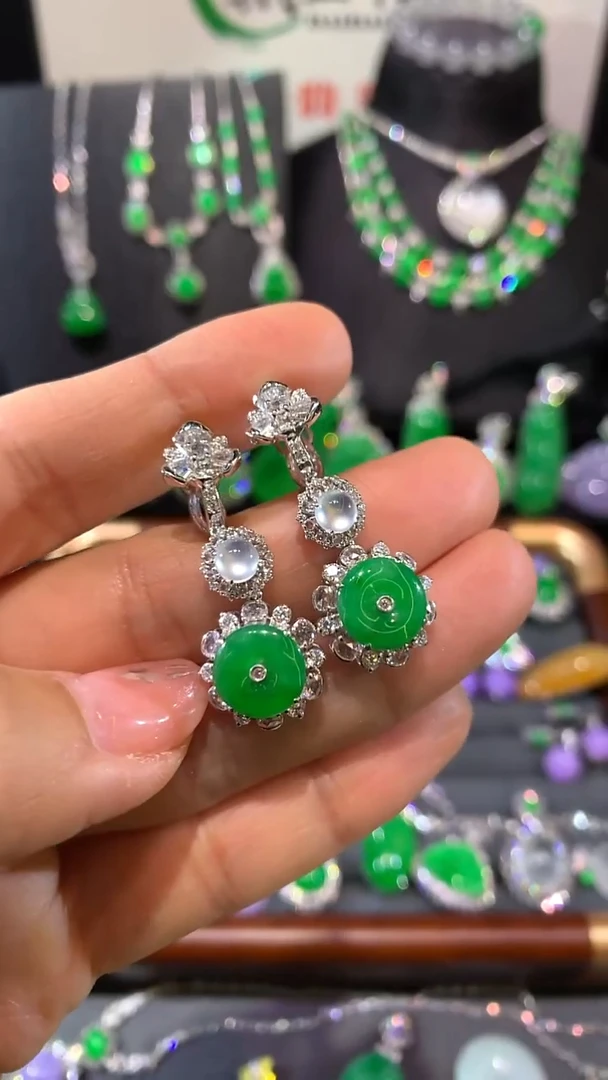 18K金镶嵌翡翠耳饰耳包