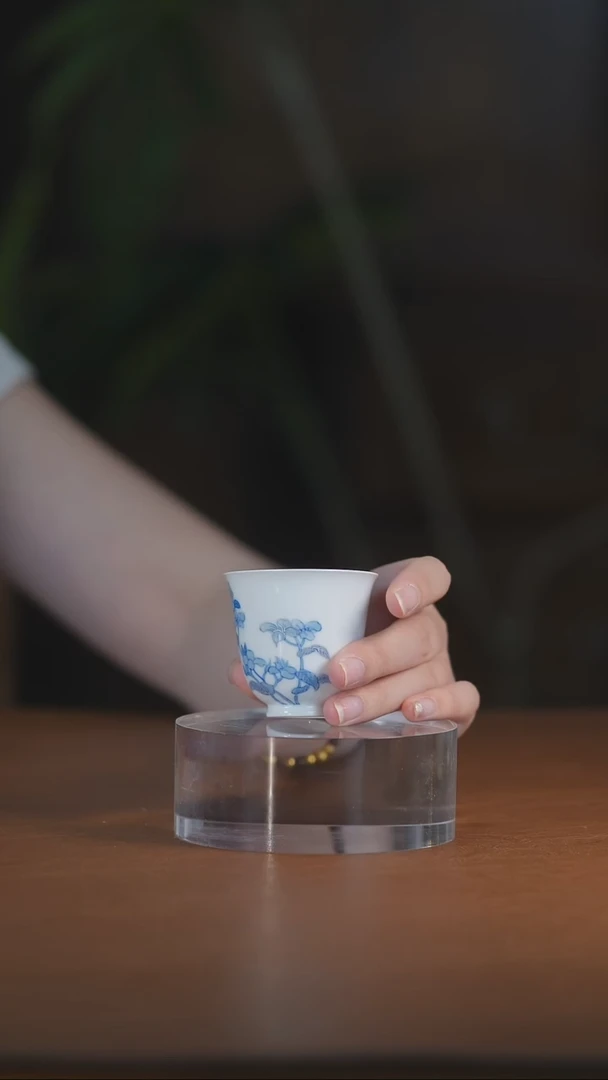 青花描银花卉闻香杯