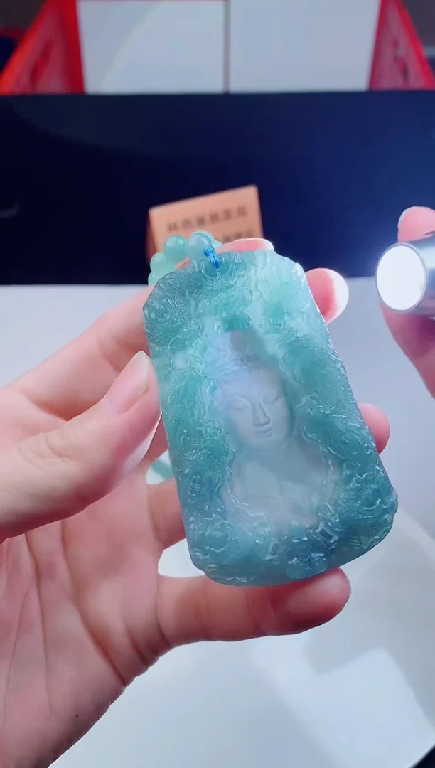 颈饰未镶嵌翡翠  `