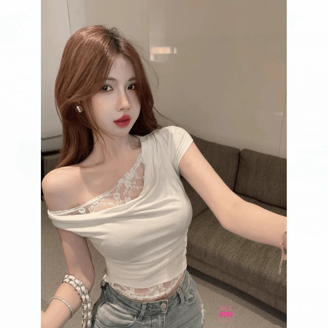 辣妹蕾丝拼接假两件短款上衣夏季新款别致荡领不对称斜肩短袖T恤