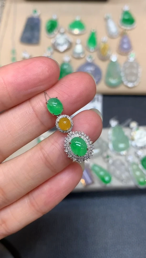 颈饰18K金镶嵌翡翠蛋面【无服务费